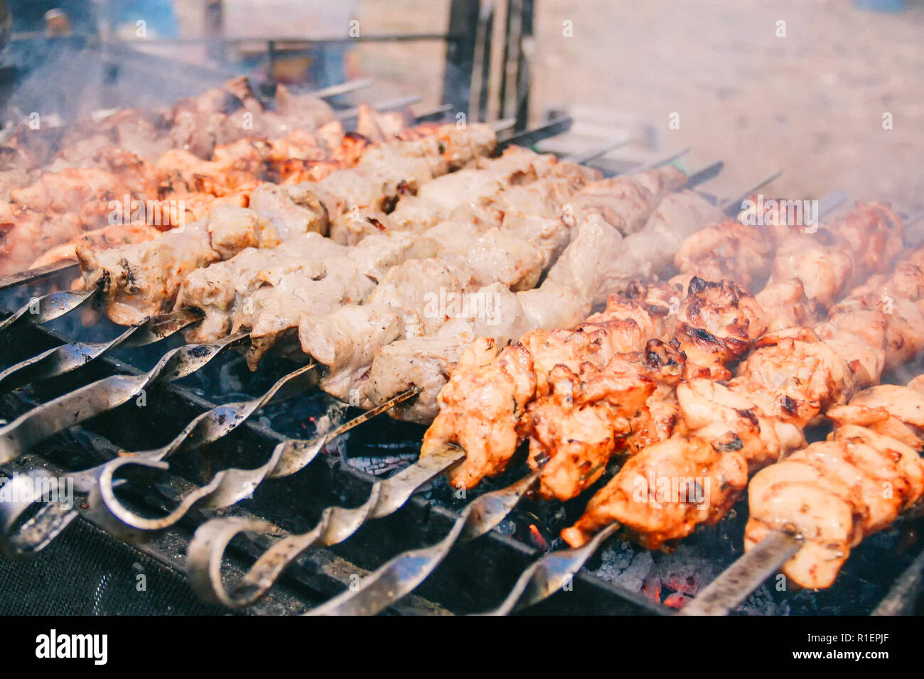 Estate barbecue party (cuocere carne su spiedino) Foto Stock
