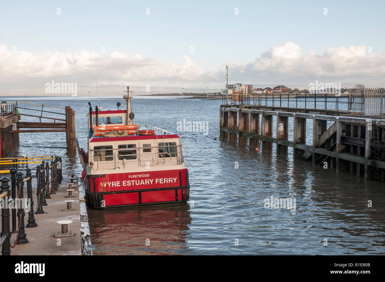 Wyre Estuary Ferry legata a uno scalo in attesa di attraversare il fiume Wyre da Fleetwood per la Knott fine sul mare Lancashire England Regno Unito Foto Stock