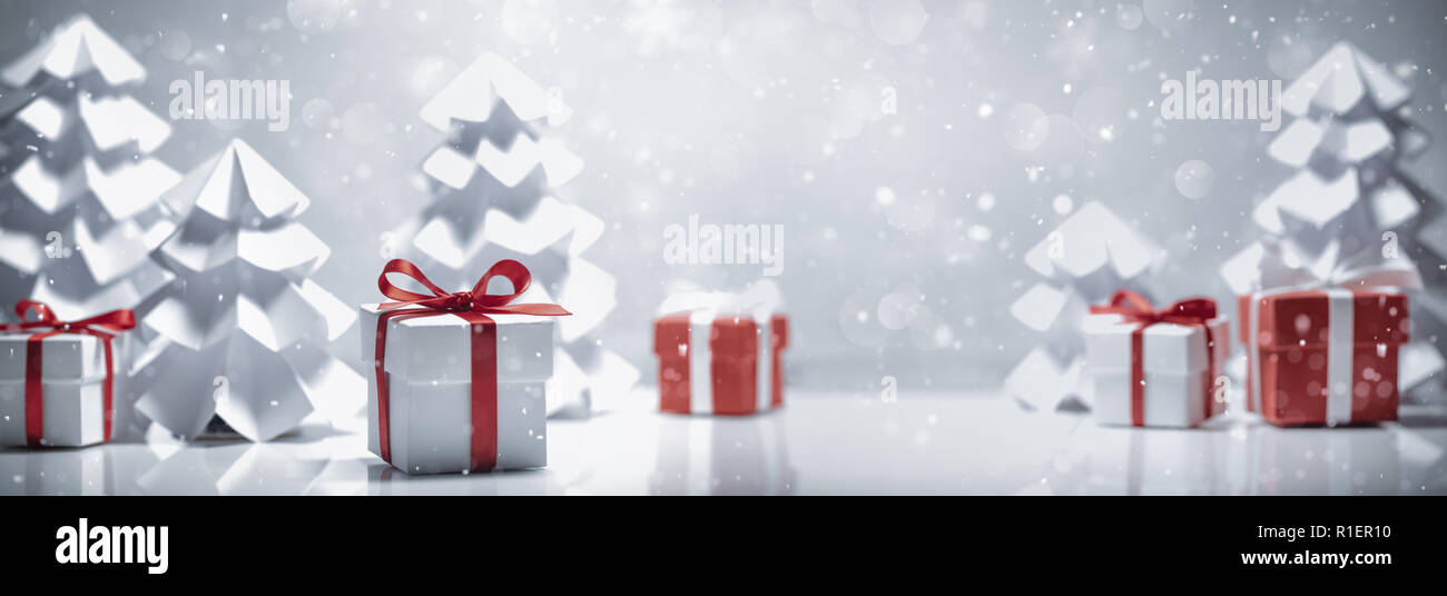 Confezioni regalo e carta abete nella neve Foto Stock