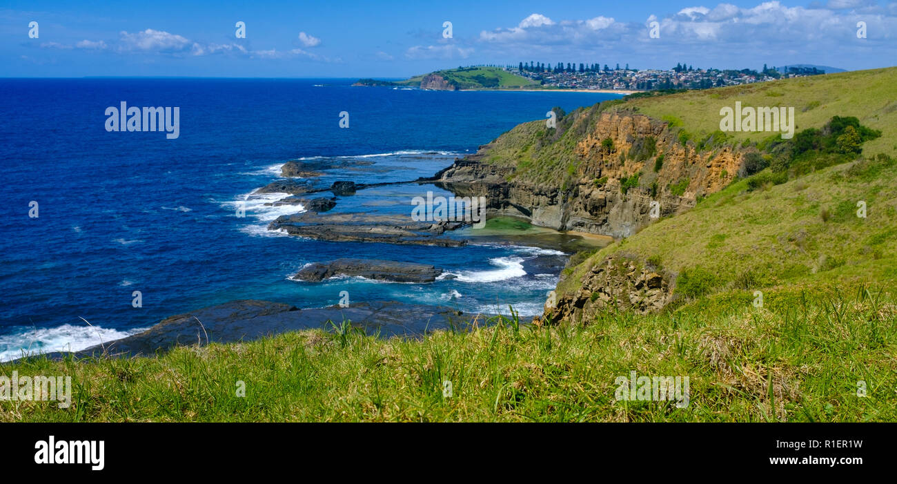 Vista panoramica di una sezione del Kiama a Gerringong passeggiata costiera eccellente per la fauna nativa e whale watching NSW, Australia Foto Stock