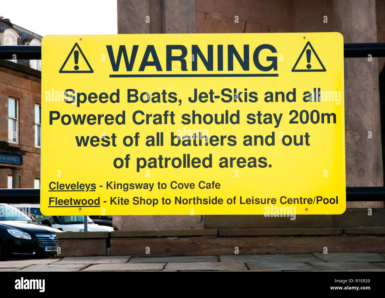 Segnale di avvertimento per le barche di velocità, Jet sci altre imbarcazioni alimentato lungo la linea costiera di Cleveleys e Fleetwood Lancashire England Regno Unito Foto Stock