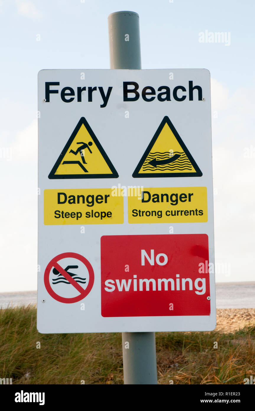Spiaggia di segno di avvertimento per il nuoto e le forti correnti a Fleetwood Lancashire England Regno Unito Foto Stock