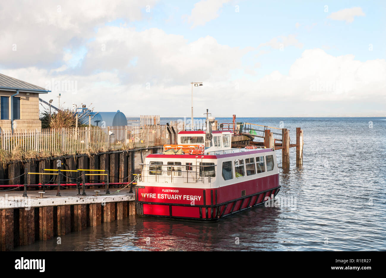 Wyre Estuary Ferry legata a uno scalo in attesa di attraversare il fiume Wyre da Fleetwood per la Knott fine sul mare Lancashire England Regno Unito Foto Stock