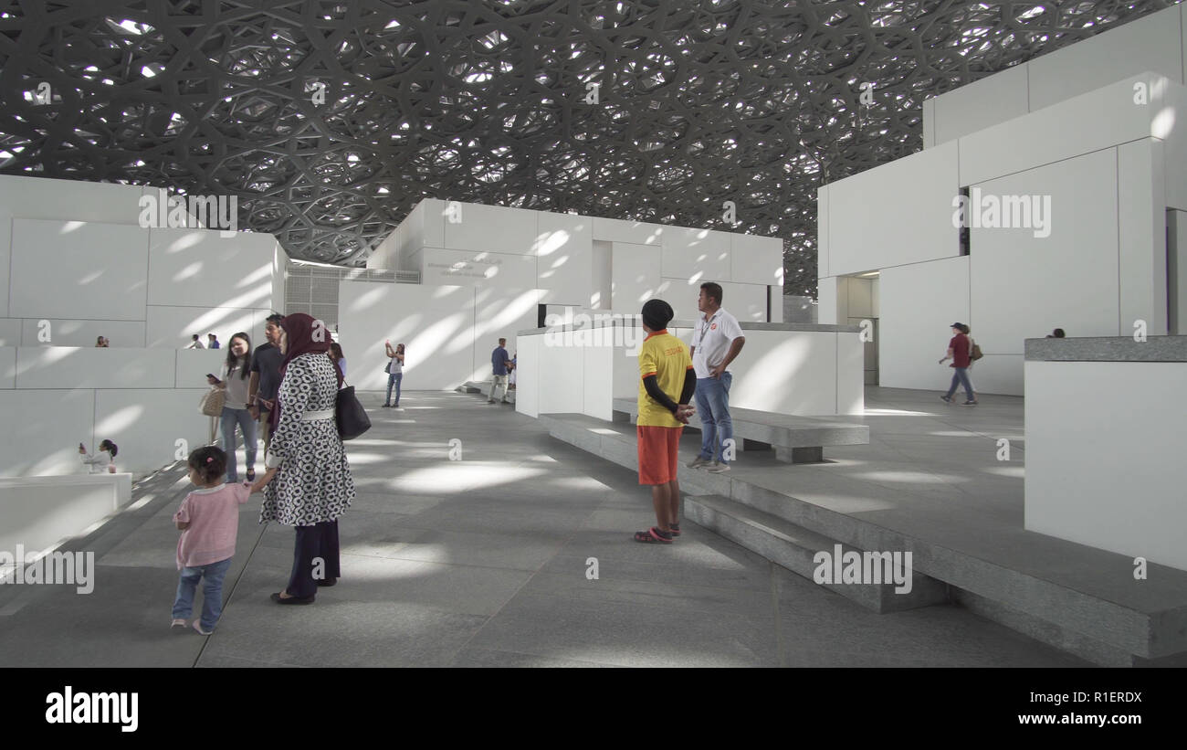 Interno del nuovo Museo del Louvre in Abu Dhabi che mostra i riflessi della pioggia di luce plafoniera Foto Stock