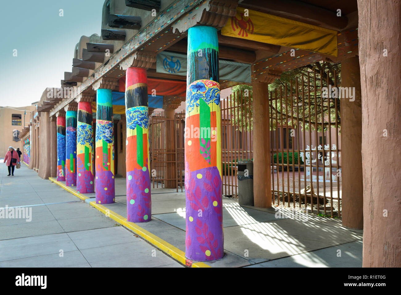 Colorfully di legno verniciato pilastri, beccatelli e vigas salutare i visitatori della IAIA Museum of Contemporary Arts nativo nel centro cittadino di Santa Fe, NM Foto Stock