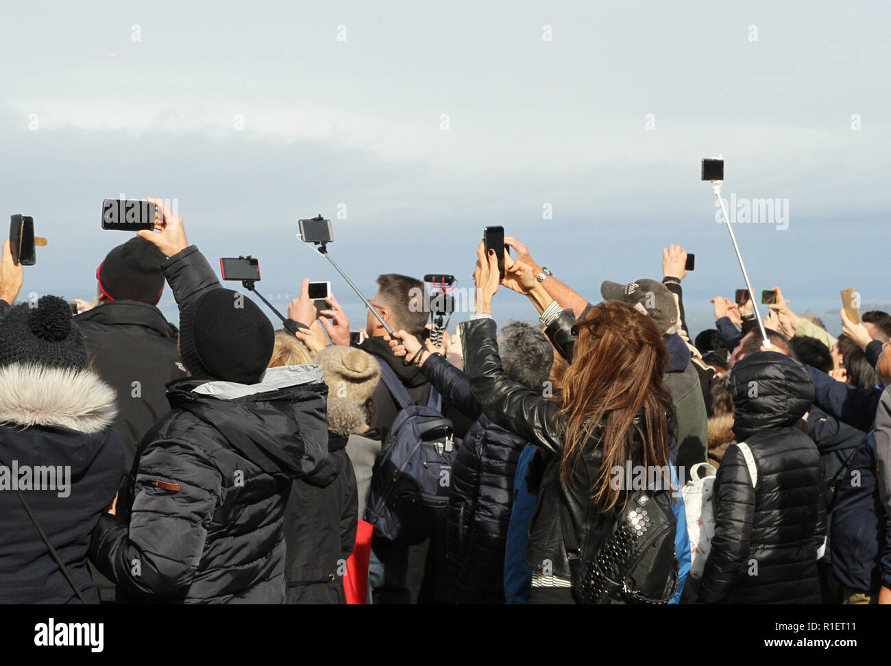 Il turista moderno. Un folto gruppo di persone tutte cercando di registrare ancora un momento in un sito storico con i loro telefoni cellulari. Tourist hot spot Foto Stock