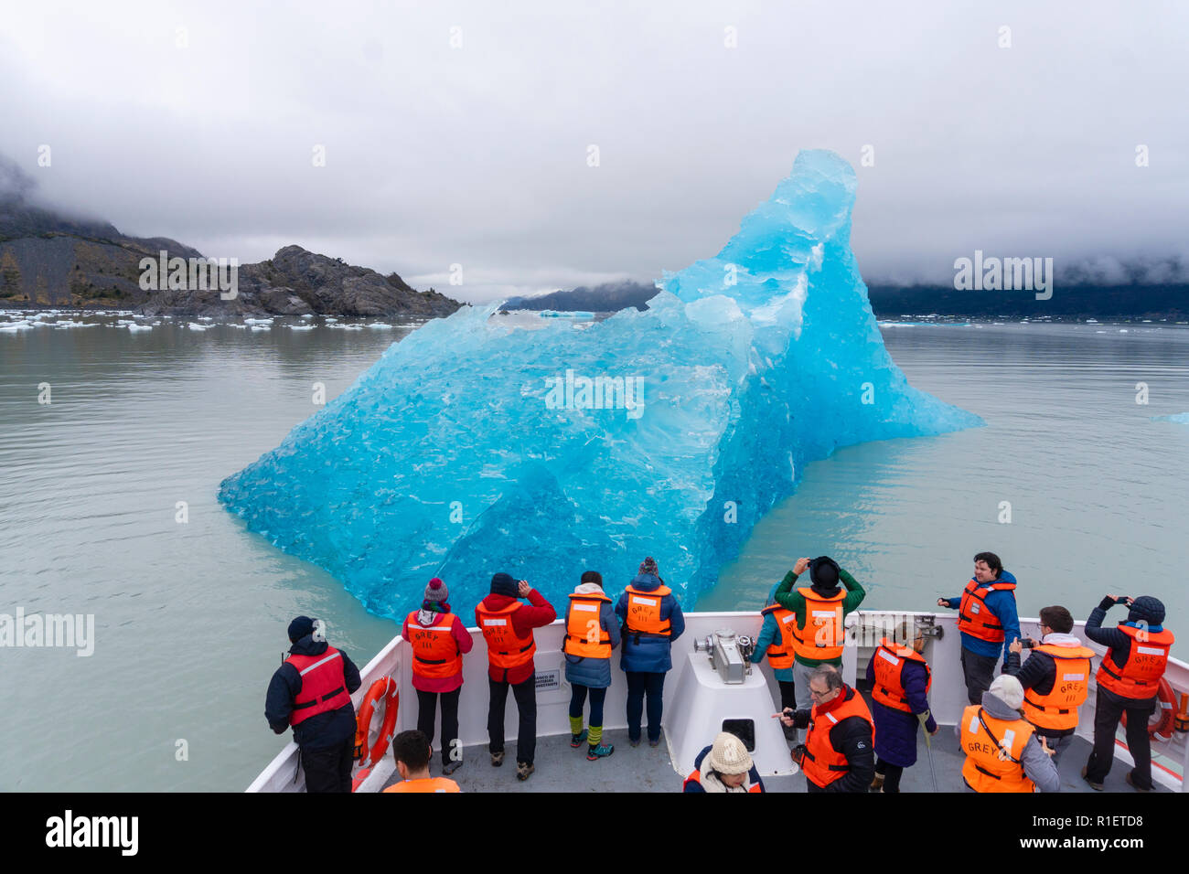 I turisti in un tour in barca di ottenere una vista ravvicinata di iceberg a Torres del Paine Foto Stock