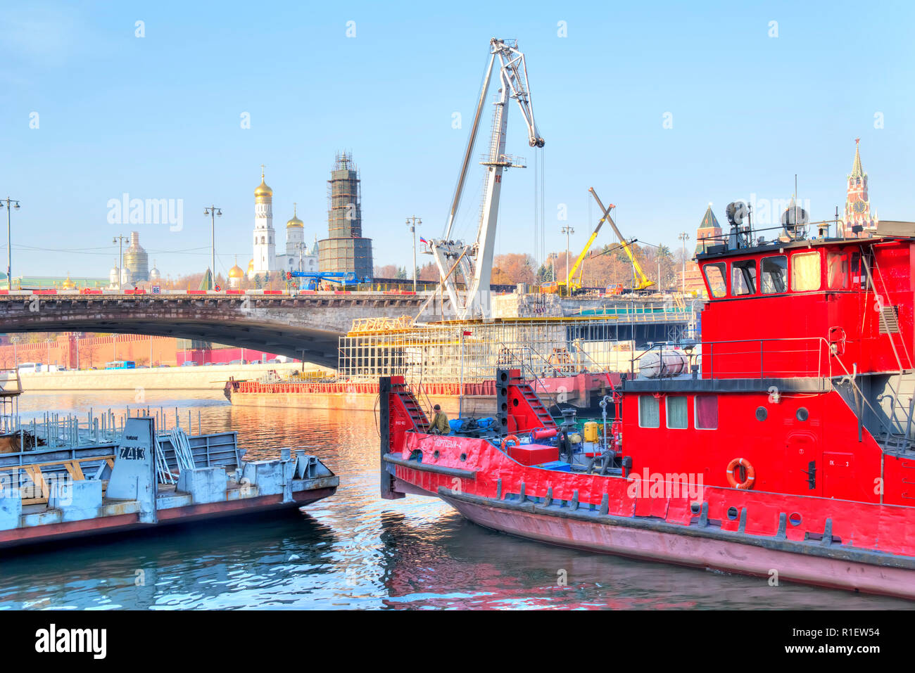 Mosca, Russia - novembre 07.2018: Fiume attrezzature gru e riparare il Bolshoy Moskvoretsky Bridge nel centro della capitale vicino al Cremlino Foto Stock