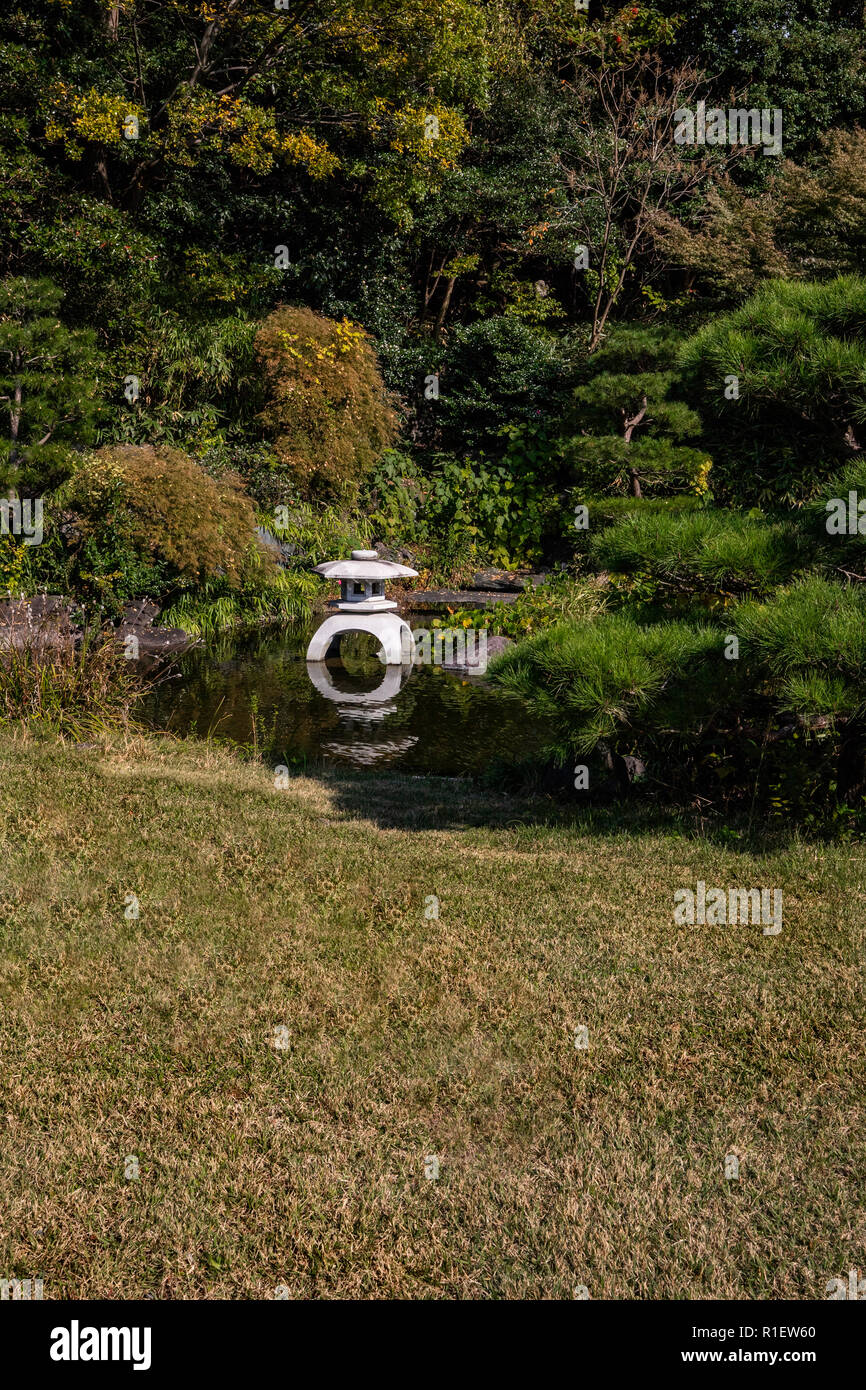 Sugekari Park Garden - questo periodo Edo daimyo giardino era una volta la residenza del clan Oka poi più tardi nel periodo Meiji, uno stile Giapponese teahouse Foto Stock