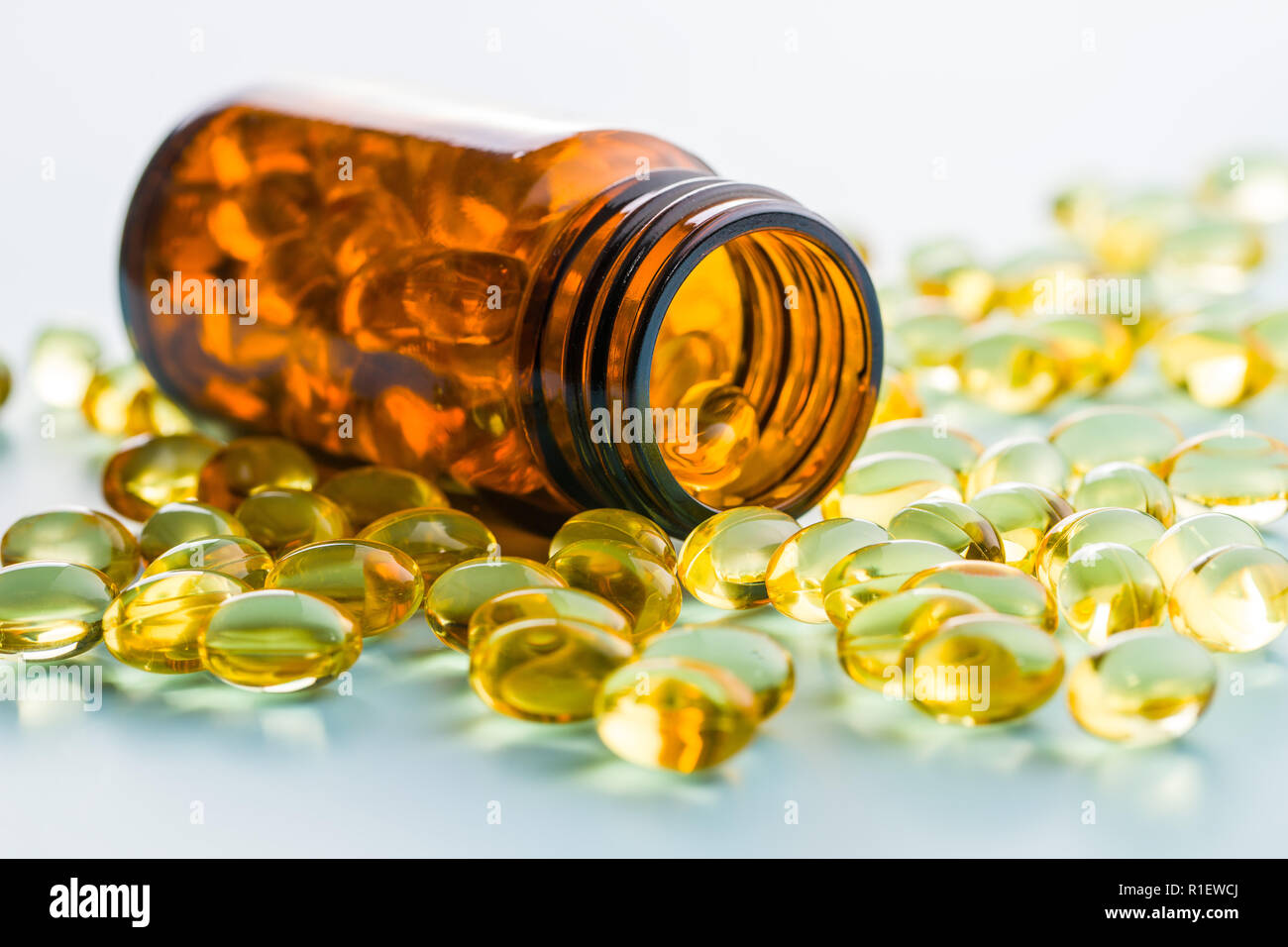 Omega 3 capsule di gel. Olio di pesce pillole. Una sana omega-3 in una  bottiglia di vetro Foto stock - Alamy
