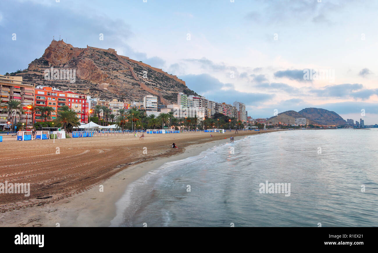 Passeggiata per il Porto Turistico di Alicante durante la notte - Spagna Foto Stock