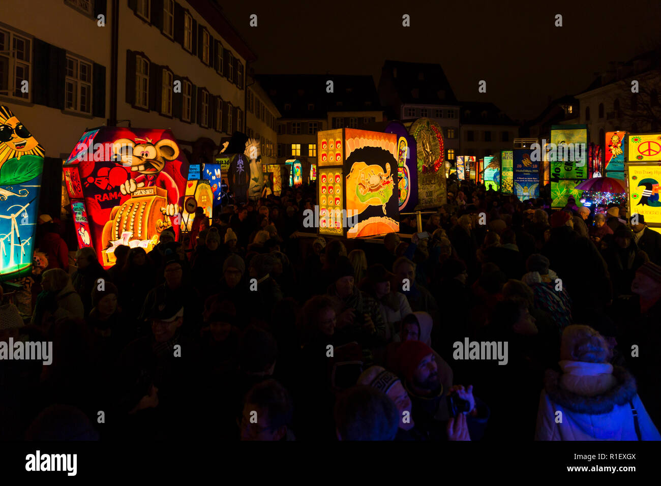 Muensterplatz, Basilea, Svizzera - Febbraio 20th, 2018. Il Carnevale di Basilea. Persone che guardano la molti illuminati lanterne di carnevale Foto Stock