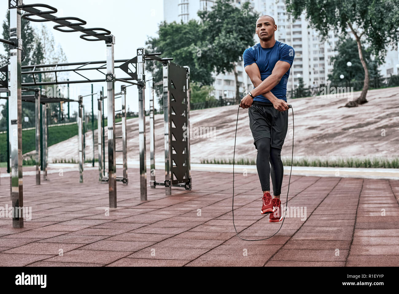 Muscolare uomo africano è il salto con la corda. Ritratto di giovane muscolare uomo esercizio Foto Stock