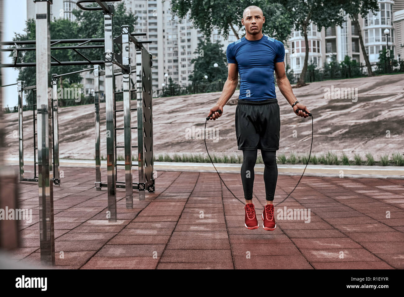 Muscolare uomo africano è il salto con la corda. Ritratto di giovane muscolare uomo esercizio Foto Stock