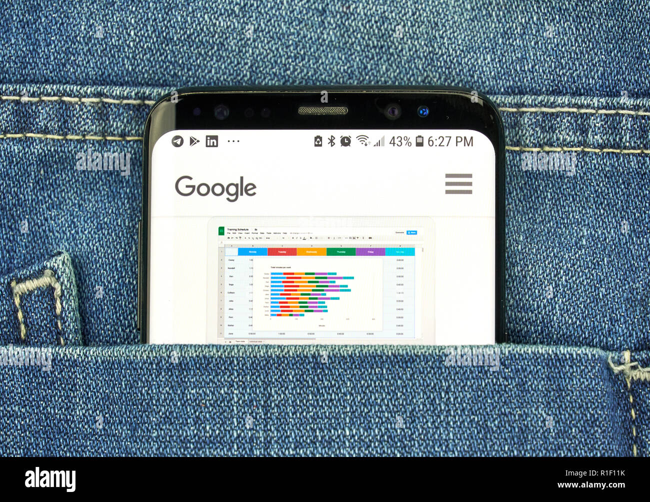 MONTREAL, Canada - 4 ottobre 2018: fogli di Google App su s8 schermo. Google è una tecnologia americana società che fornisce una varietà di internet serv Foto Stock