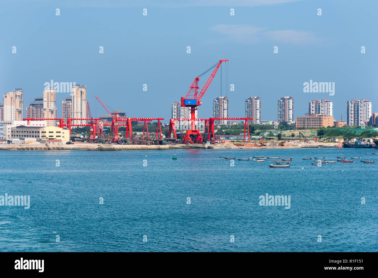 YANTAI, Shandong, Cina - 21LUG2018: gru in Yantai area portuale. Foto Stock