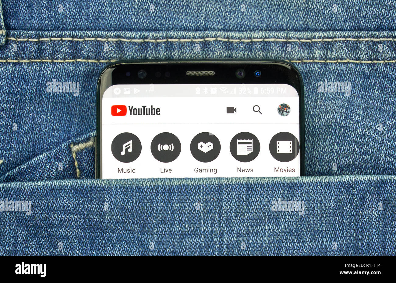 MONTREAL, Canada - 4 ottobre 2018: Google App Youtube su s8 schermo. Google è una tecnologia americana società che fornisce una varietà di internet ser Foto Stock
