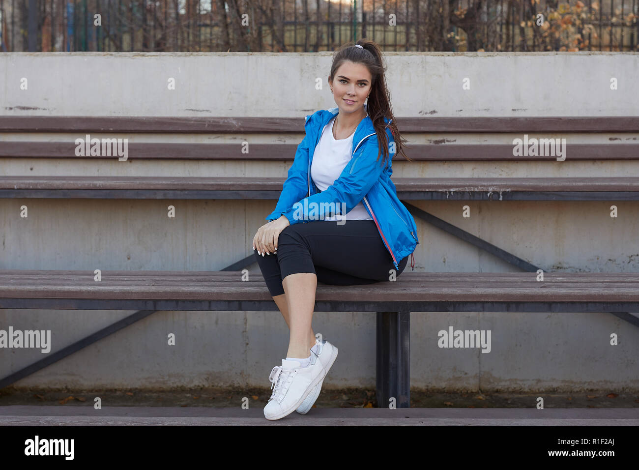 Ragazza sportiva sul Stadium. Tribuna dello stadio. Slim fitness sportivo da donna. Foto Stock