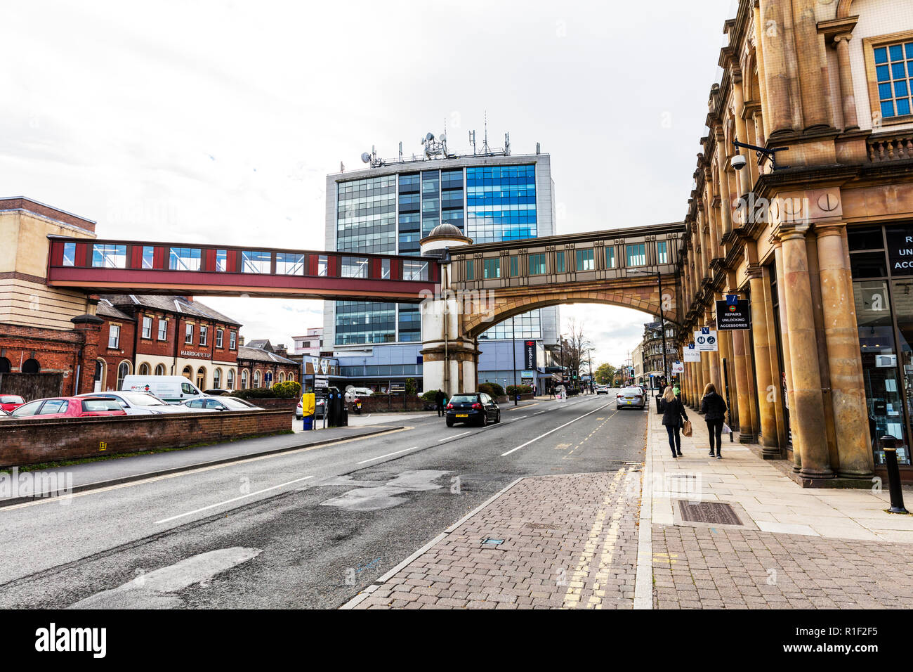 Passerella sul Station Parade, Harrogate North Yorkshire, Inghilterra, Gran Bretagna, stazione parade Harrogate Yorkshire Regno Unito Inghilterra, stazione parade, REGNO UNITO Foto Stock