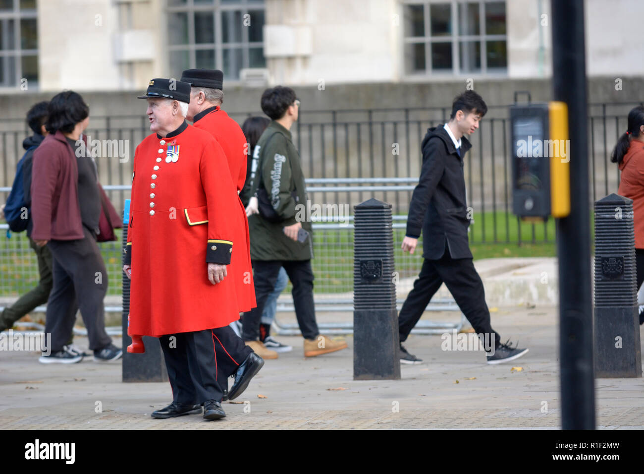 Due Chelsea pensionati in Whitehall, Londra, Inghilterra, Regno Unito. Foto Stock