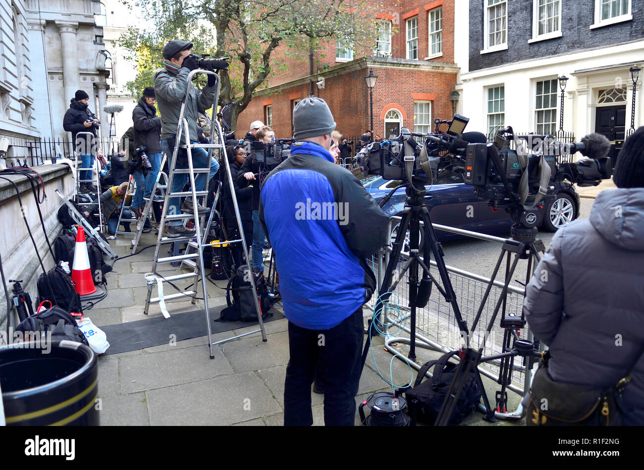 I fotografi e gli operatori televisivi a Downing Street, Londra, Inghilterra, Regno Unito. Giorno di bilancio 2018 Foto Stock