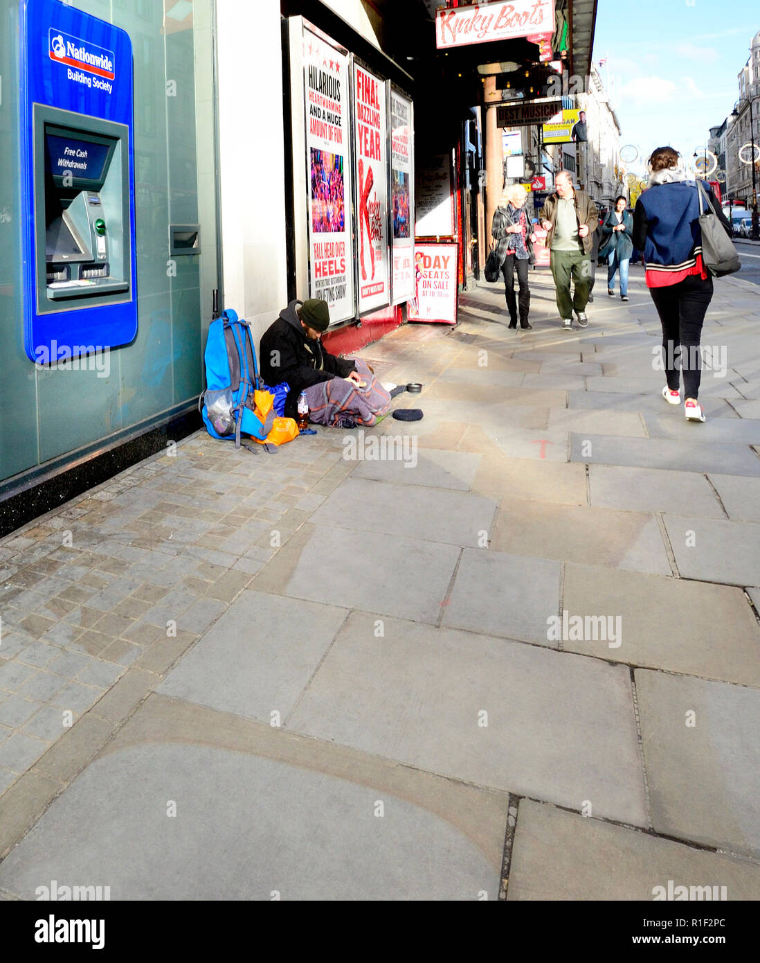 Uomo senza tetto con un cane, la lettura di un libro, The Strand, Londra, Inghilterra, Regno Unito. Foto Stock