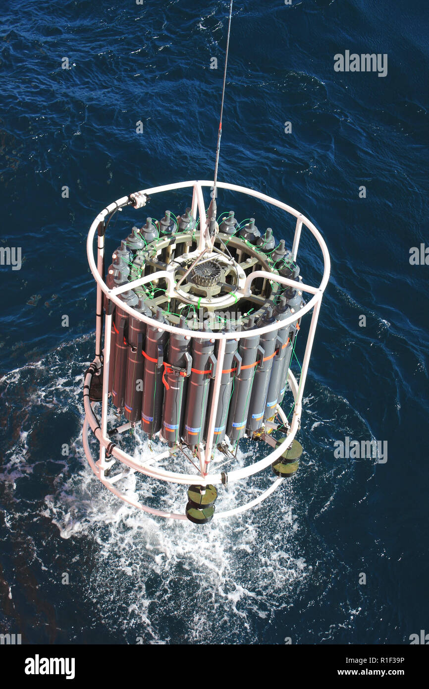 Rosetta CTD essendo winched dal mare Baffin, Canada durante la spedizione di ATLAS e ArcticNet gli scienziati a bordo della CCGS Amundsen Foto Stock