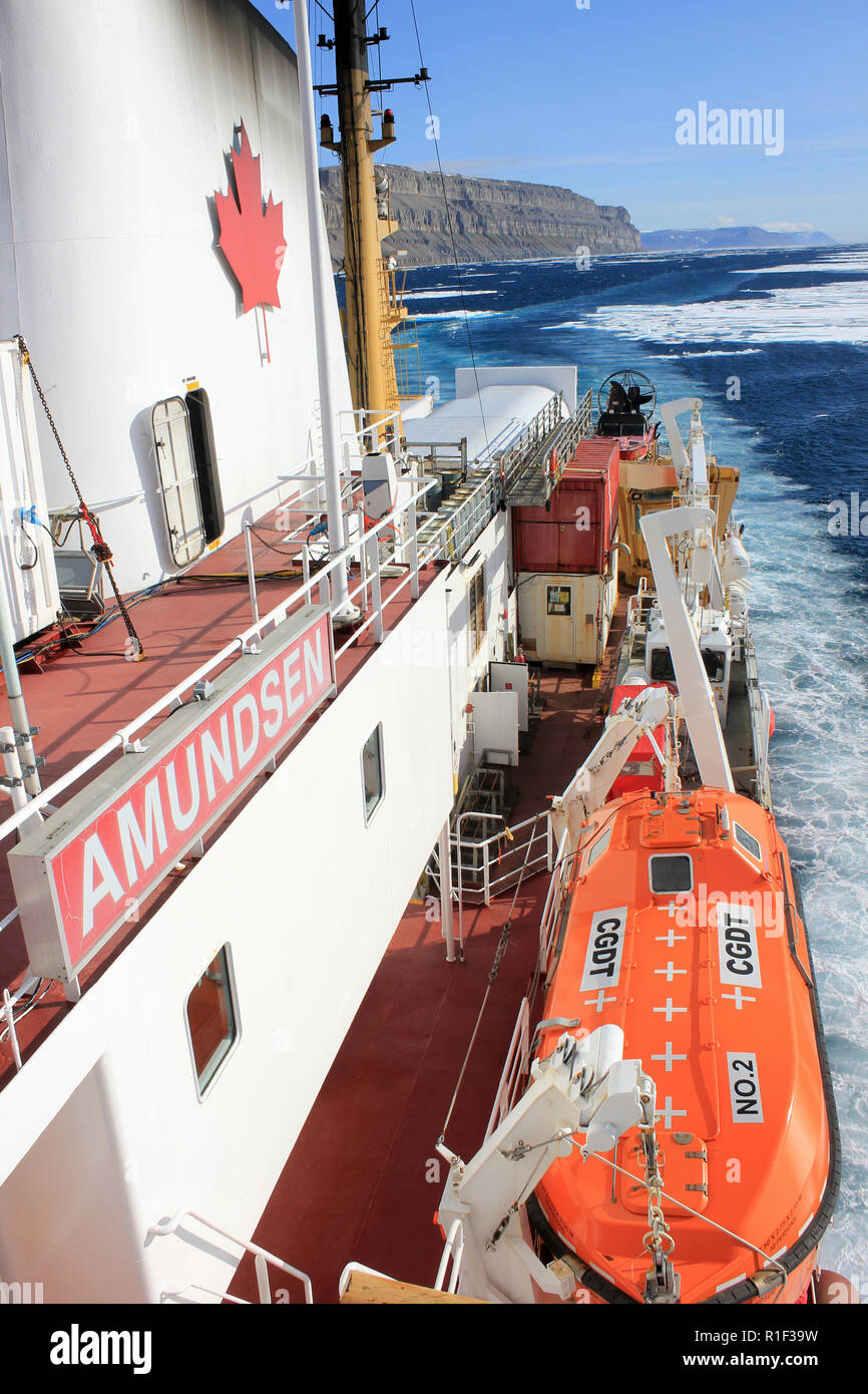 Canadaian Coast Guard nave Amundsen della cottura a vapore lungo la Lancaster Sound accanto a Devon Island, Artico Orientale Foto Stock
