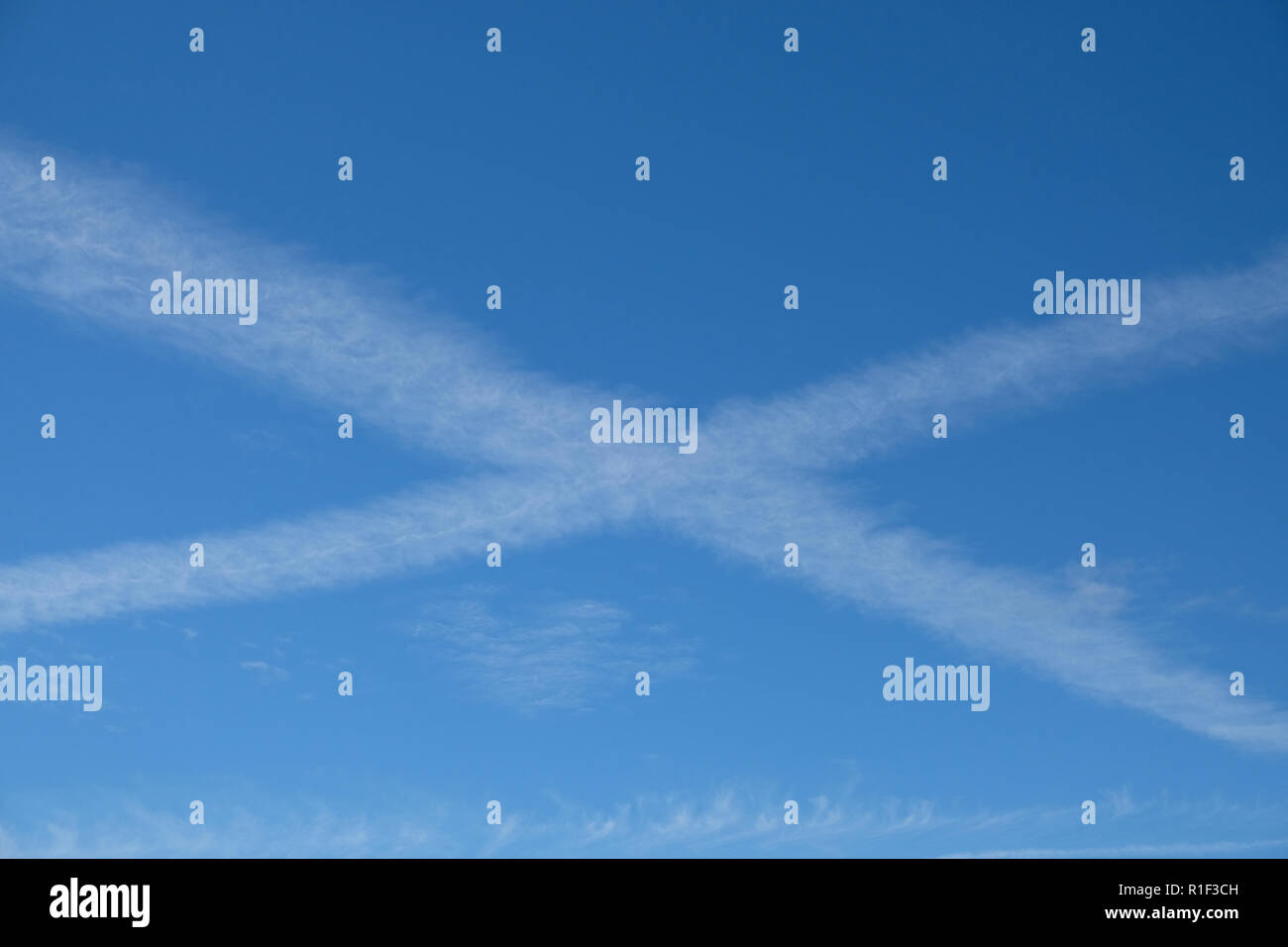Saint Andrews cross nel cielo formata da sentieri di vapore di alta aeromobile in volo. Foto Stock