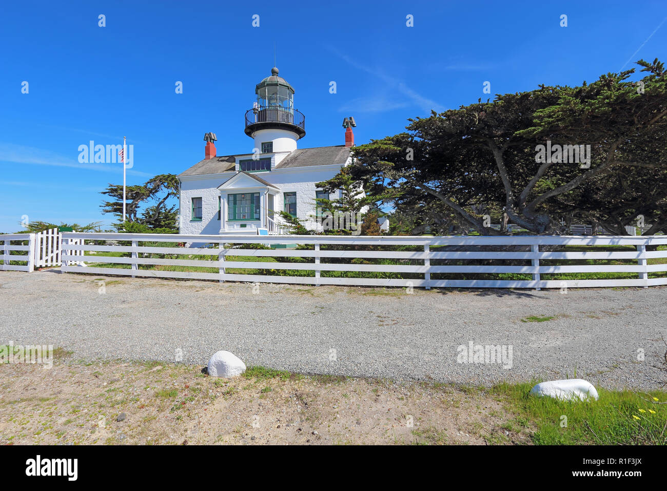 Punto Pinos, la più antica opera continuamente faro sulla costa ovest, sulla baia di Monterey in Pacific Grove, California Foto Stock
