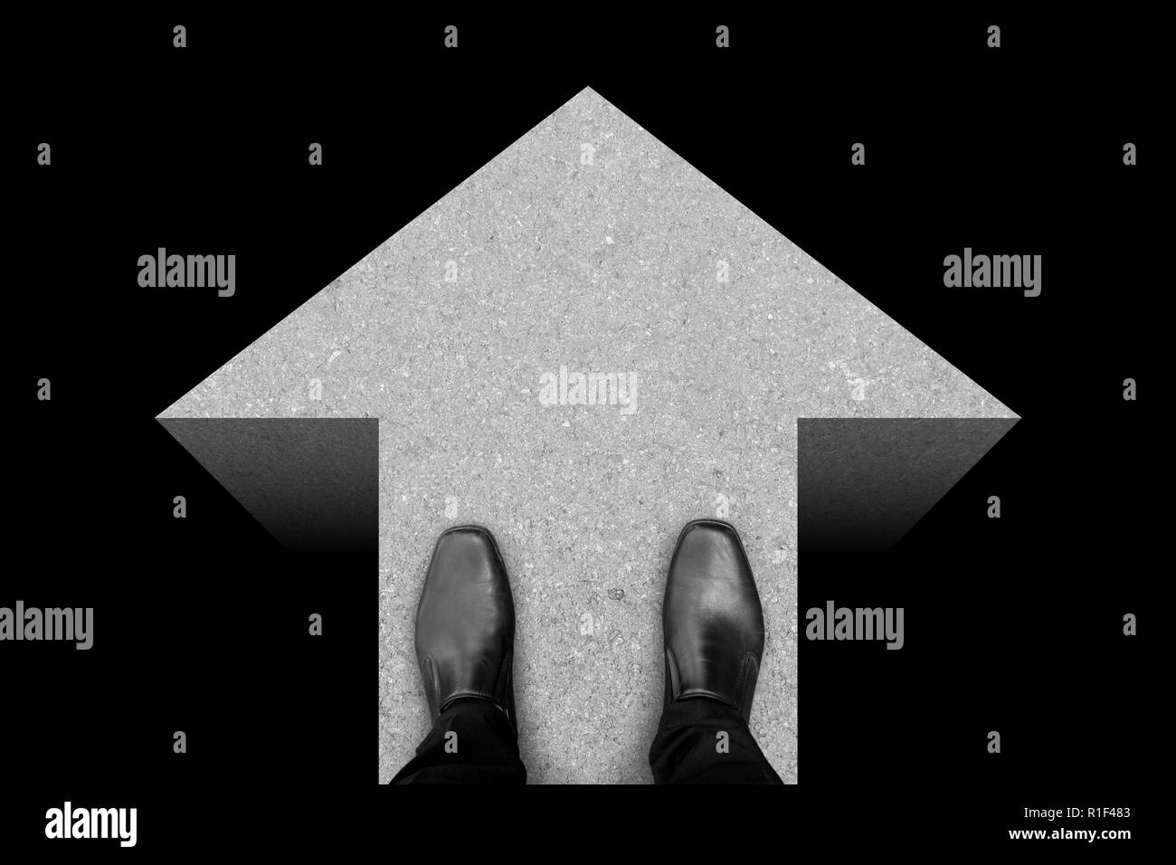 Imprenditore in nero scarpe di cuoio permanente sulla direzione di avanzamento strada concreta per andare avanti di concetto. Foto Stock