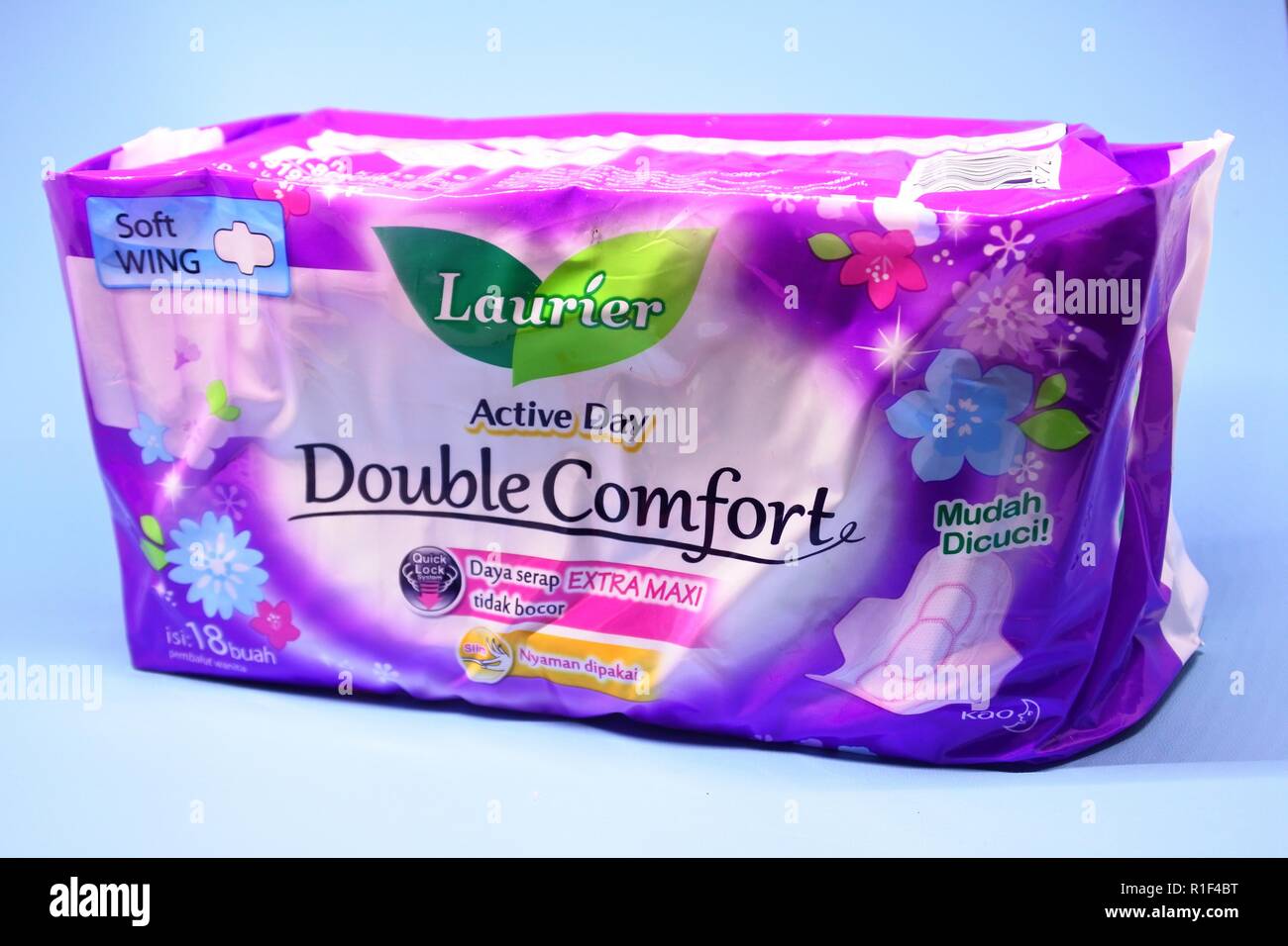 Jakarta-March 5, 2018: Editoriale illustrativa foto- pacco da 18 assorbenti di marca Laurier su un cielo blu sullo sfondo Foto Stock