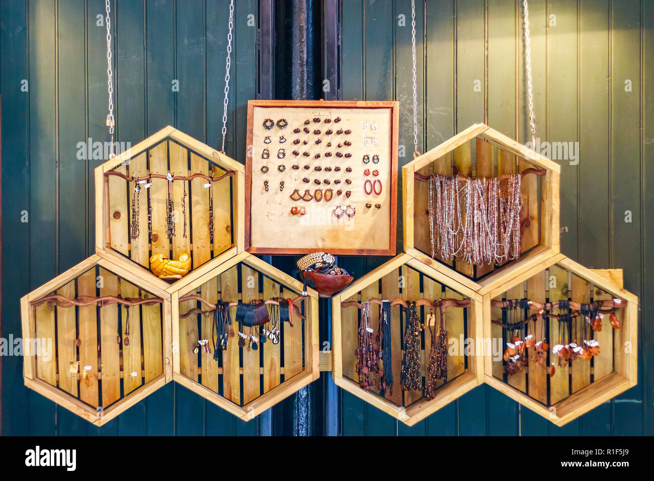 Accessori tribali sul display a Camden Town a Londra Foto Stock