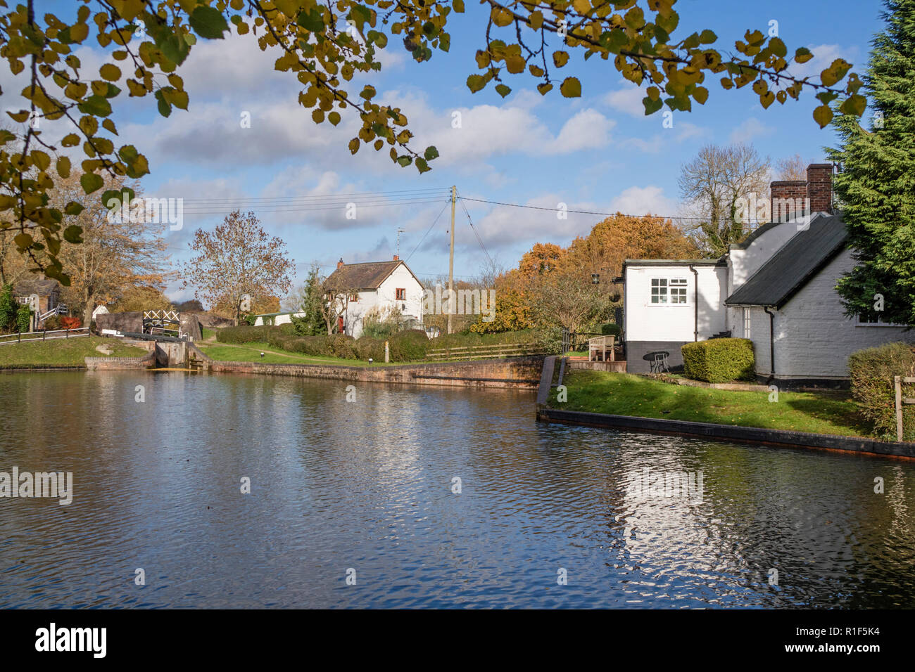 Stratford upon Avon Canal in autunno la luce a Kingswood Junction, Lapworth, Warwickshire, Inghilterra, Regno Unito Foto Stock