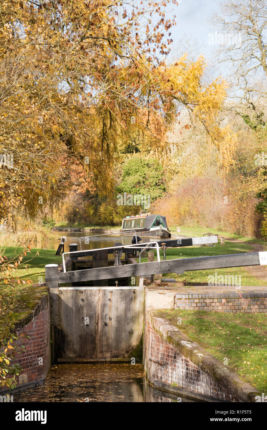 Autunno in Stratford upon Avon Canal tra Lapworth e Lowsonford, Warwickshire, Inghilterra, Regno Unito Foto Stock