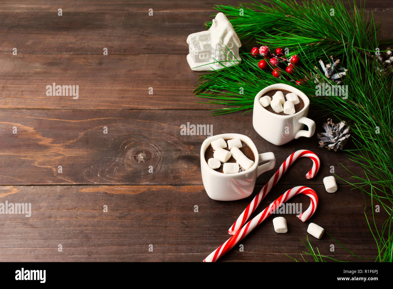 Una cioccolata calda con marshmallow in due tazze bianche con candy canes, drink di Natale con il concetto di spazio di copia Foto Stock
