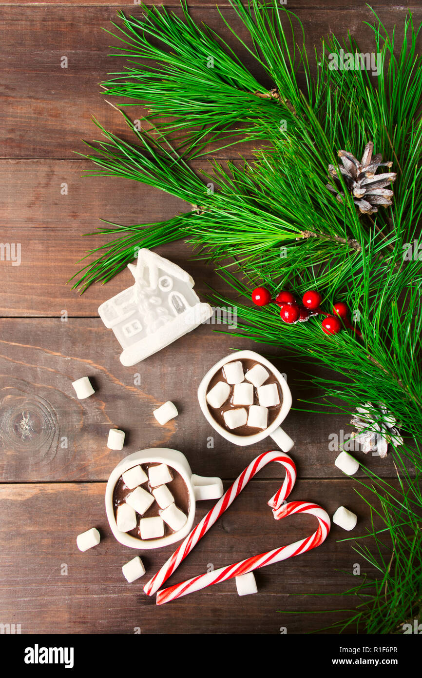 Natale bevanda calda con marshmallow con abete e candy canes su sfondo di legno Foto Stock