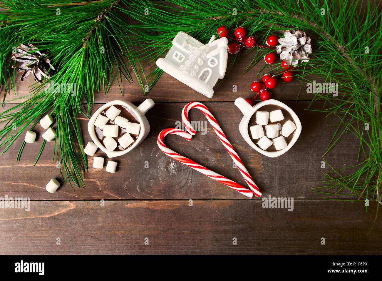 Natale amore concetto con due la cioccolata calda con marshmallow e cuore di shap di candy canes sul tavolo di legno con copia spazio, piatto stile laici Foto Stock