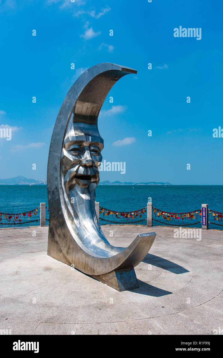 YANTAI, Shandong, Cina - 16LUG2018: Luna scultura a Moon Bay Foto Stock