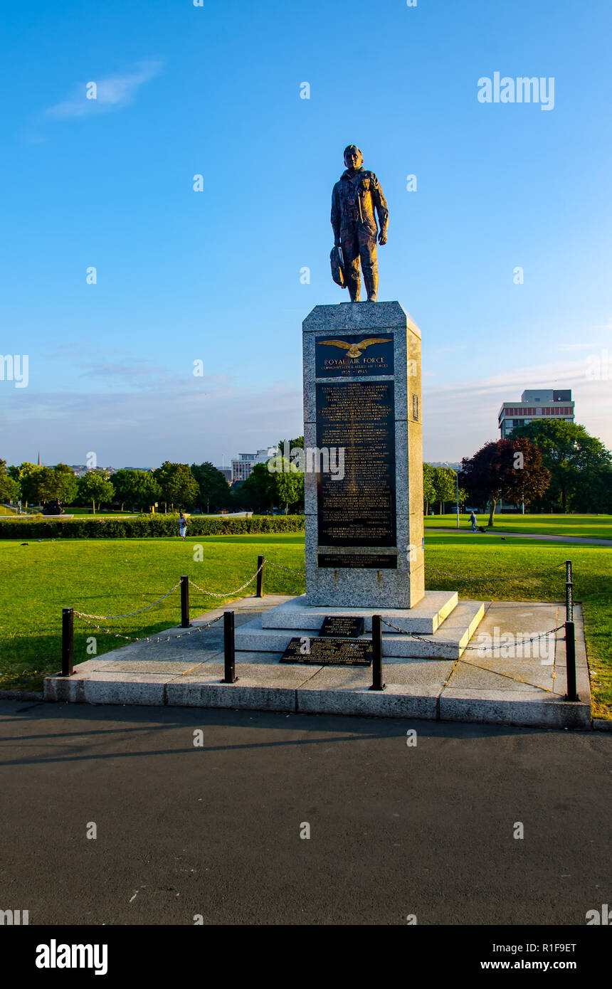 PLYMOUTH, Devon, Regno Unito - 25giu2014: memoriale per gli uomini e le donne della Royal Air Force e le Forze aeree alleate per l', situato su la zappa a Plymouth. Foto Stock