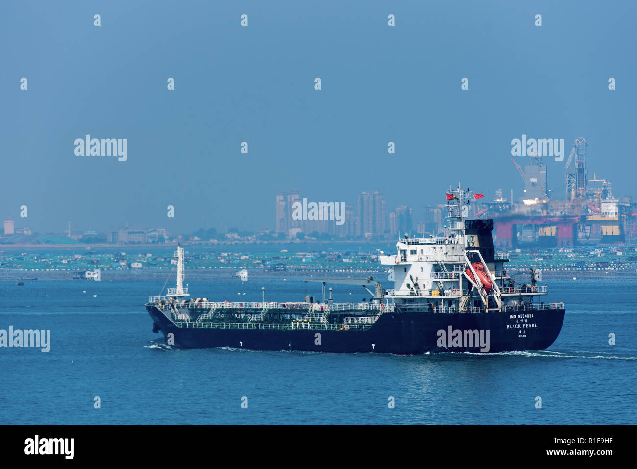 YANTAI, Shandong, Cina - 21LUG2018: asfalto Bitume/Tanker Black Pearl IMO 9554834 avvicinando Yantai porta. Foto Stock