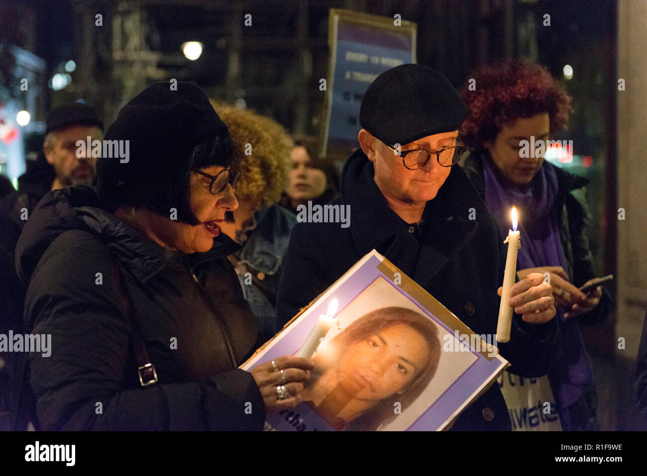 Gli attivisti si vede portando cartelli e candele durante la veglia. Gli attivisti da donna brasiliana contro il fascismo UK, raccolte al di fuori dell'ambasciata brasiliana a Londra per protestare contro le elezioni e il futuro governo di estrema destra candidato Jair Bolzonaro come presidente del Brasile. Bolzonaro il futuro governo è visto come una minaccia per le donne, le minoranze e le comunità LGBTQA. Durante la veglia, attivisti ha reso omaggio alle vittime come Marielle Franco, un sociologo membro di sinistra del socialismo e del Partito della libertà che era stato eletto per un sedile sul Rio del consiglio di città nel 2017, e fu brutalmente Foto Stock
