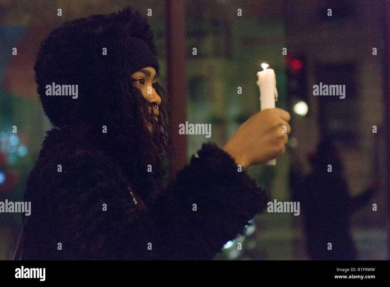 Attivista portando una candela durante la veglia di pagare i tributi all'LGBTQA e crimini di odio vittime. Gli attivisti da donna brasiliana contro il fascismo UK, raccolte al di fuori dell'ambasciata brasiliana a Londra per protestare contro le elezioni e il futuro governo di estrema destra candidato Jair Bolzonaro come presidente del Brasile. Bolzonaro il futuro governo è visto come una minaccia per le donne, le minoranze e le comunità LGBTQA. Durante la veglia, attivisti ha reso omaggio alle vittime come Marielle Franco, un sociologo membro di sinistra del socialismo e del Partito della libertà che era stato eletto per un sedile sul Rio cit Foto Stock