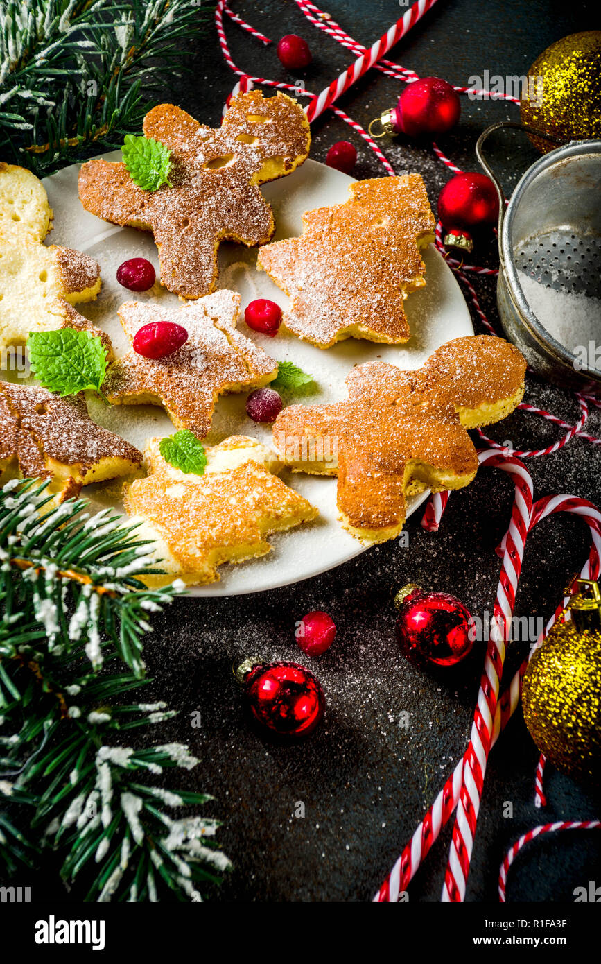 Immagini Divertenti X Natale.Idea Creativa Per Natale Colazione Divertenti Frittelle Di Natale In Forma Di Gingerbread Man Albero Di Natale E Stelle Di Calcestruzzo Scuro Dello Sfondo Con Xmas Dec Foto Stock Alamy
