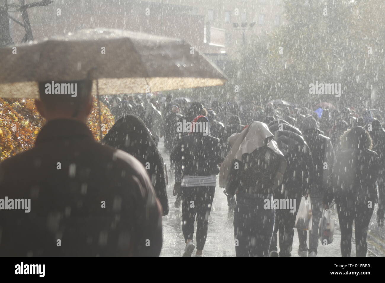 Affollata, pioggia, pioggia, street Foto Stock