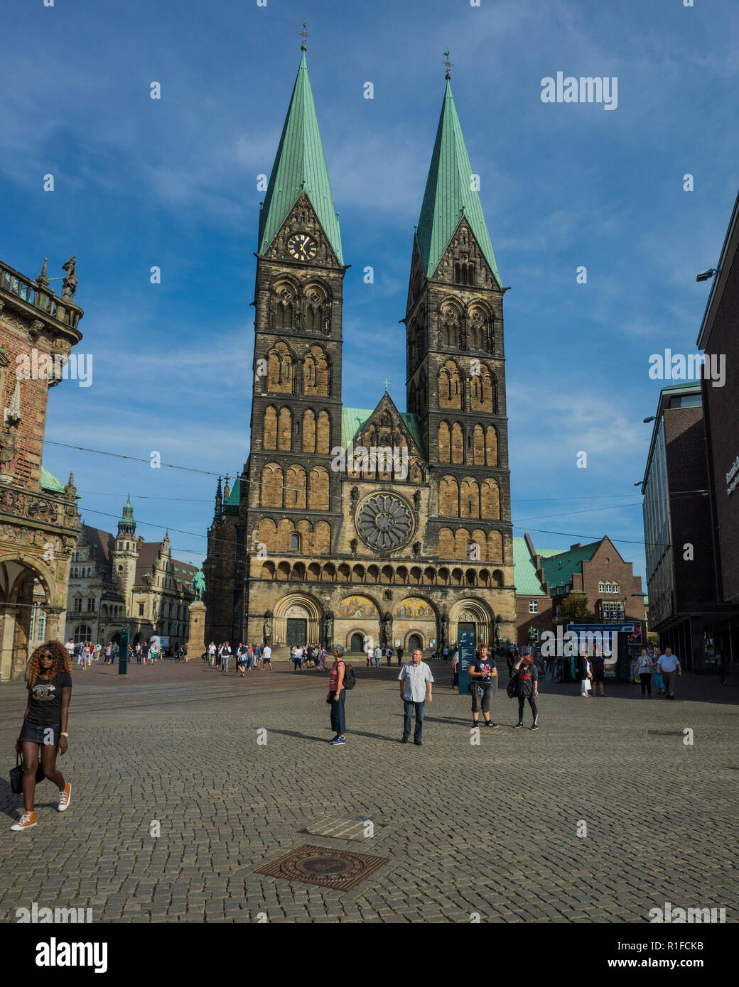 Marktplatz, Bremen. Deutschland La Germania. Una scena che si affaccia su piazza del mercato verso la chiesa medievale. Si tratta di una giornata di sole così ci sono molti turisti vacanzieri fuori ad esplorare e a godersi il sole. Foto Stock