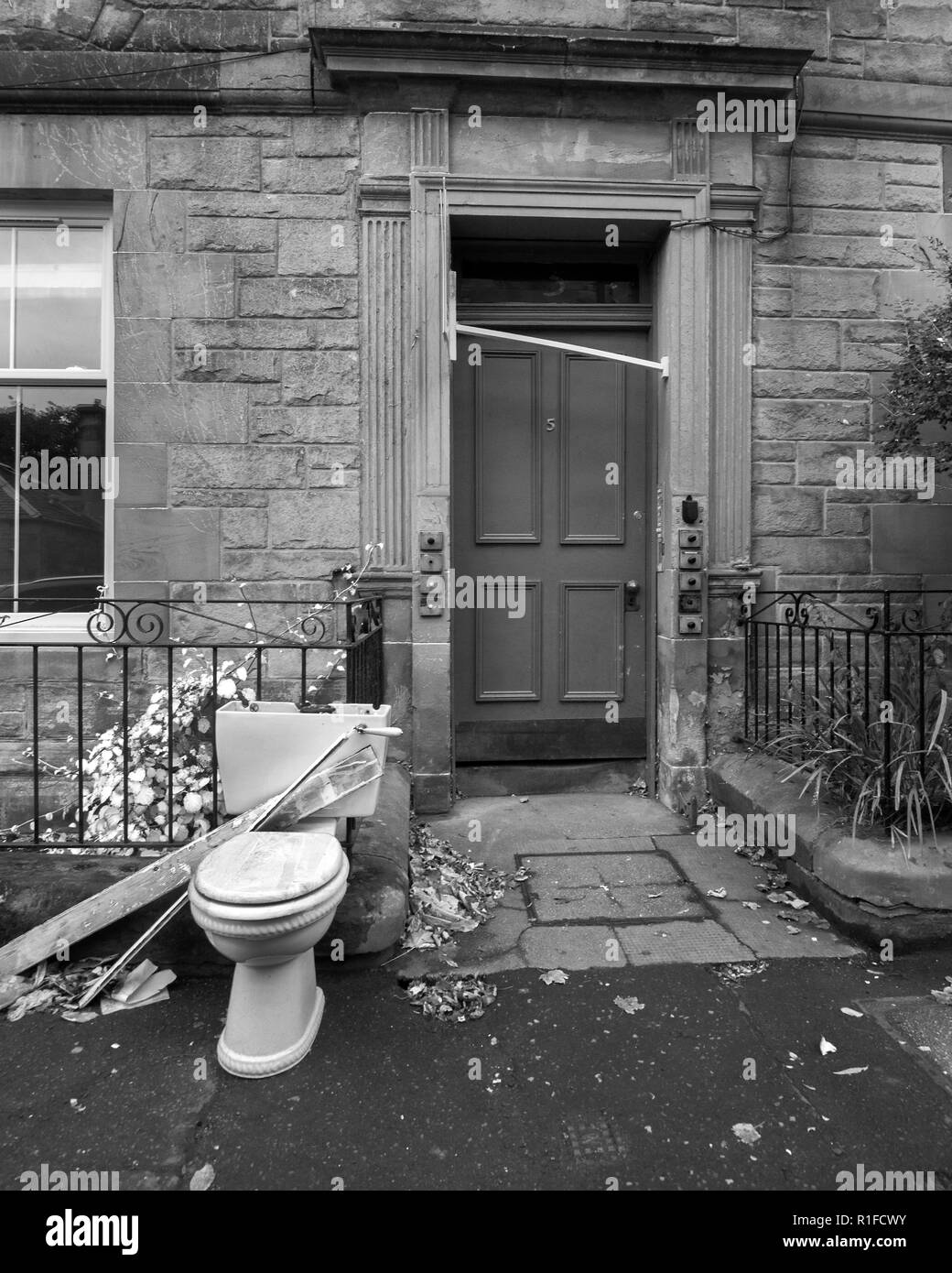 Edimburgo, Scozia - 10 novembre 2018: un wc essendo lasciato all'esterno. Speriamo che per il contenitore gli uomini a raccogliere. Foto Stock