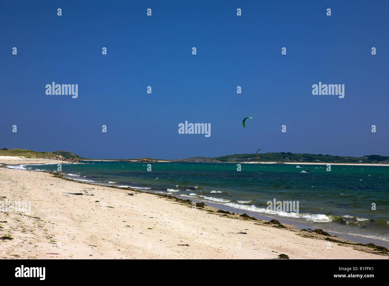 Kite-surf a giocare, Pentle Bay, Tresco, isole Scilly, REGNO UNITO Foto Stock