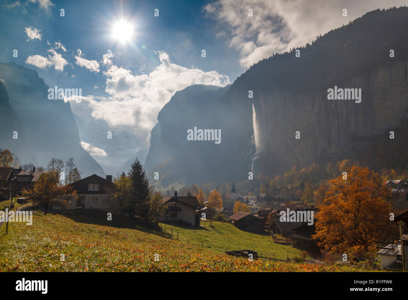 Lauterbrunnen villaggio delle Alpi, presso il cantone di Berna in Svizzera Foto Stock