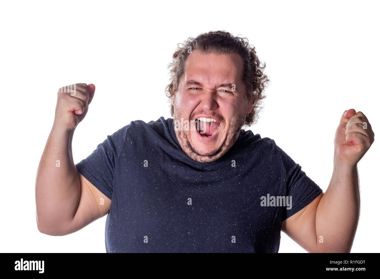 L'uomo grida, sollevando le sue mani fino a pugni. Foto Stock